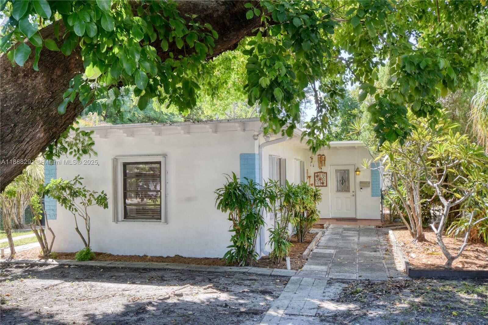 Property Photo:  1550 NE 128th St  FL 33161 