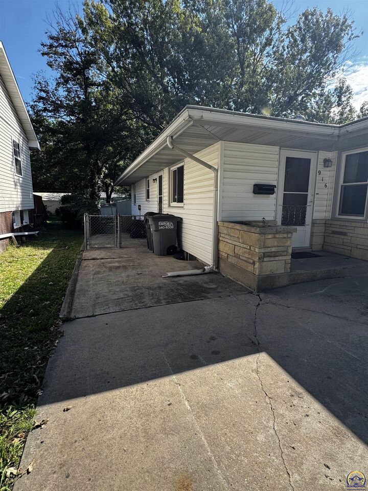 Property Photo: 916 Garfield St KS 66801