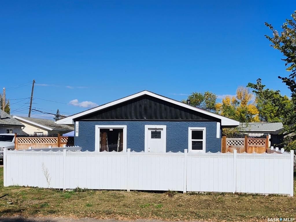 Property Photo:  218 2nd Avenue W  SK S0M 1M0 