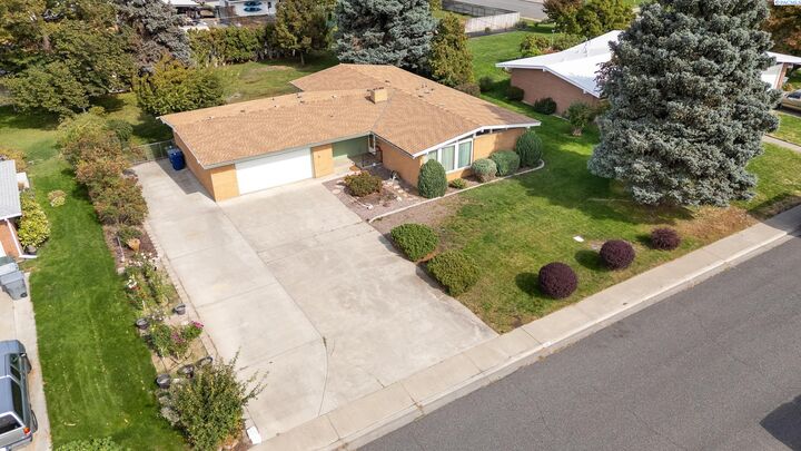 Property Photo: 1412 Woodbury WA 99354