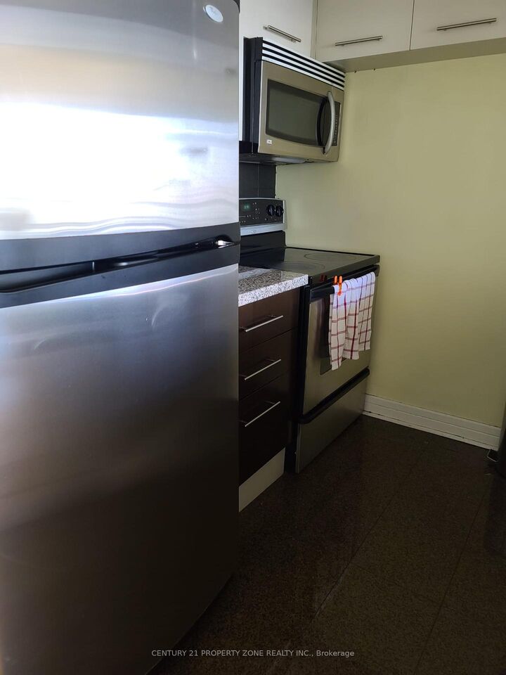 Property Photo:  16 Harrison Garden Boulevard  ON M2N 7J6 