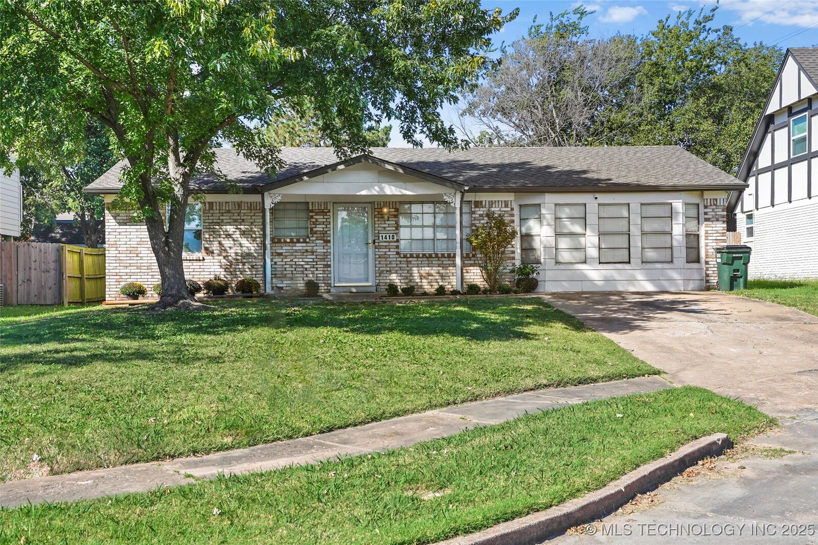 Property Photo:  1410 N Dogwood Street  OK 74055 