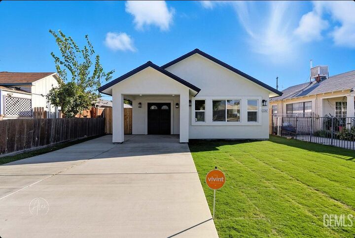 Property Photo: 2207 Verde Street CA 93304
