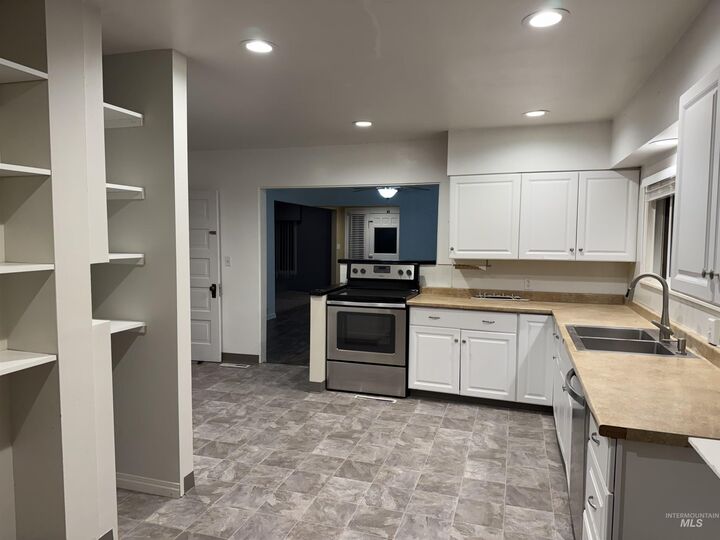 Property Photo:  1122 11th Ave  ID 83501
