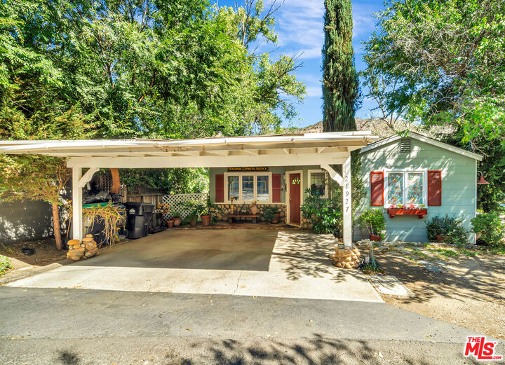 Property Photo: 28927 Cove Pl CA 91301