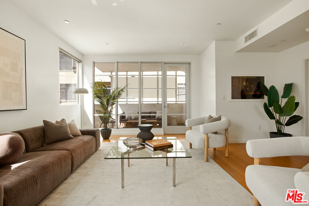 Property Photo: 8265 Fountain Ave CA 90046