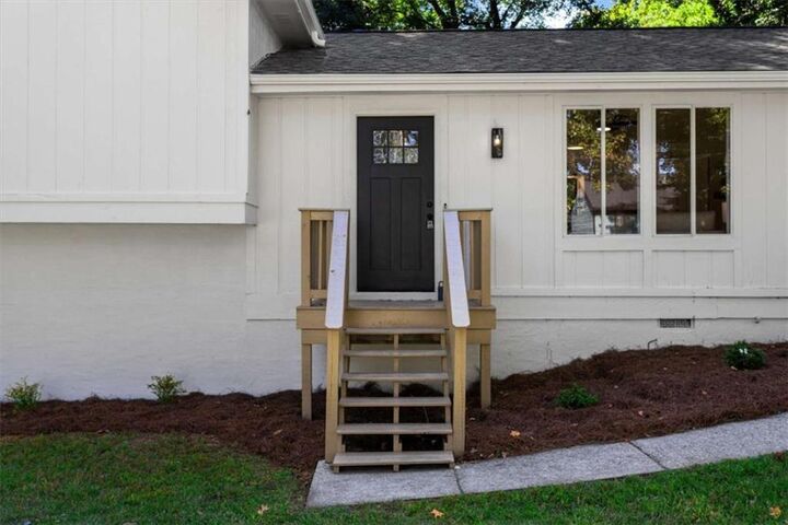 Property Photo:  489 Village Run  GA 30046