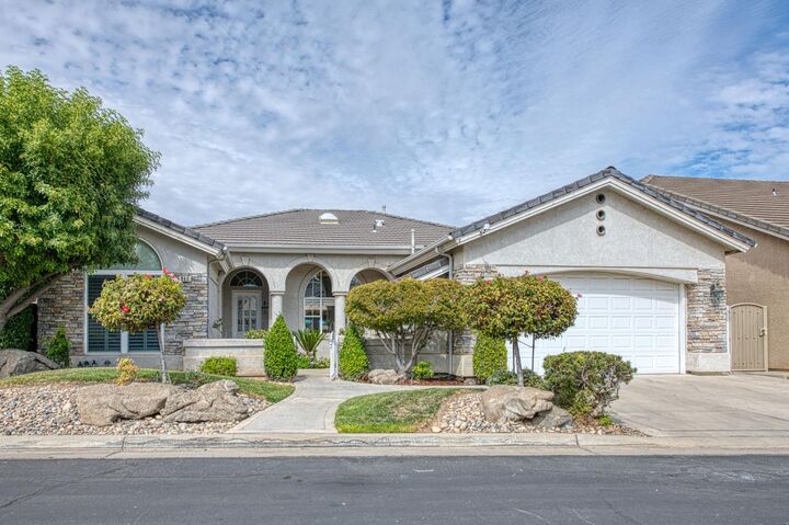 Property Photo:  844 E Green Acres Drive  CA 93720