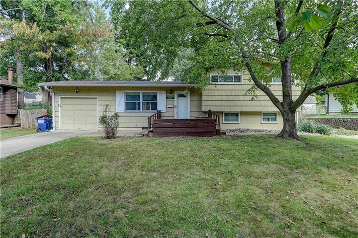2400 NE Shady Lane Drive  Kansas City MO 64118 photo