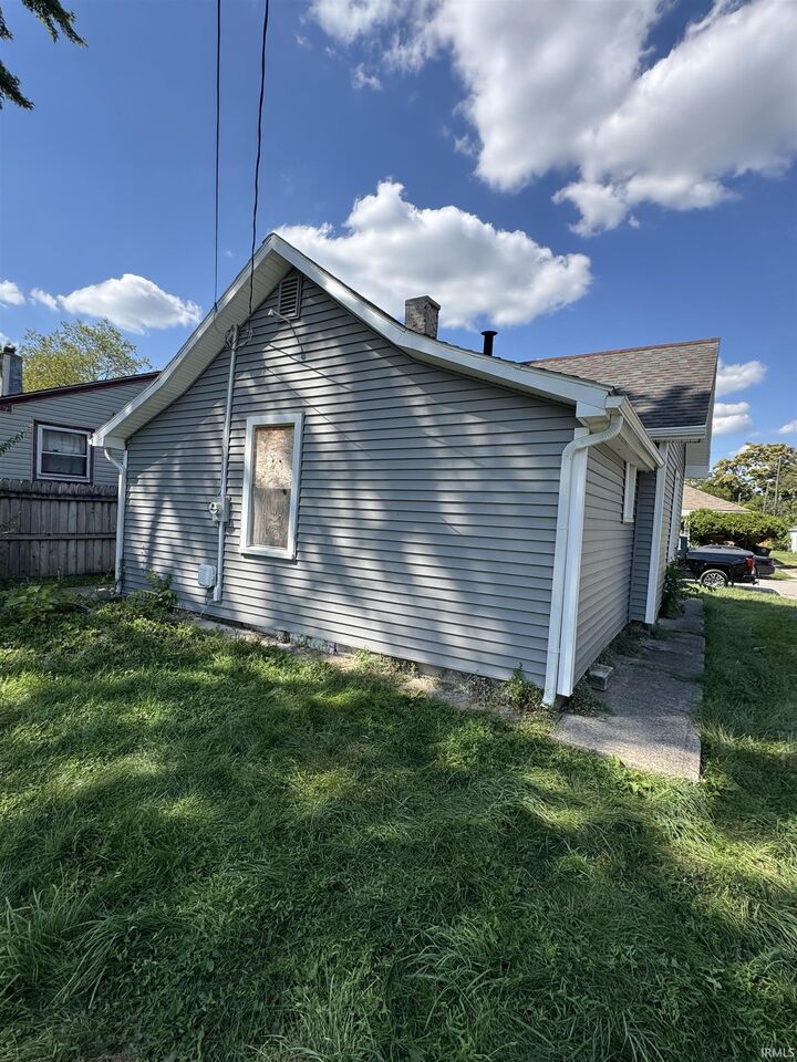 Property Photo:  2021 Carlton Avenue  IN 46802 