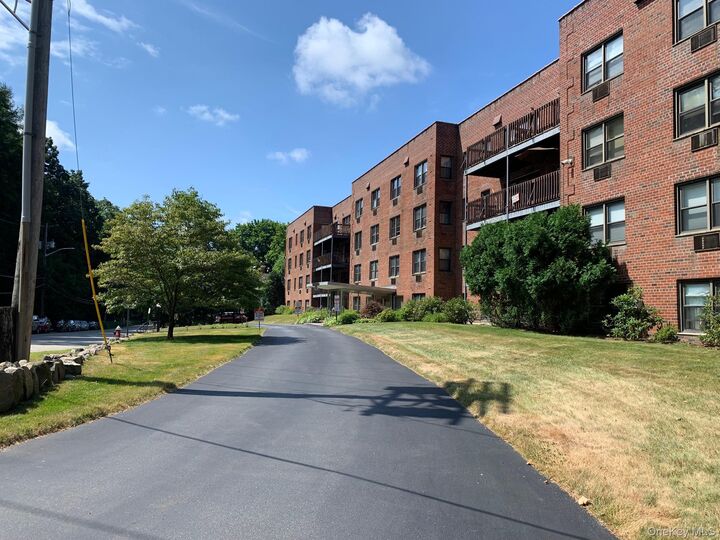 Property Photo:  5 Oakdale Manor L14  NY 10901 