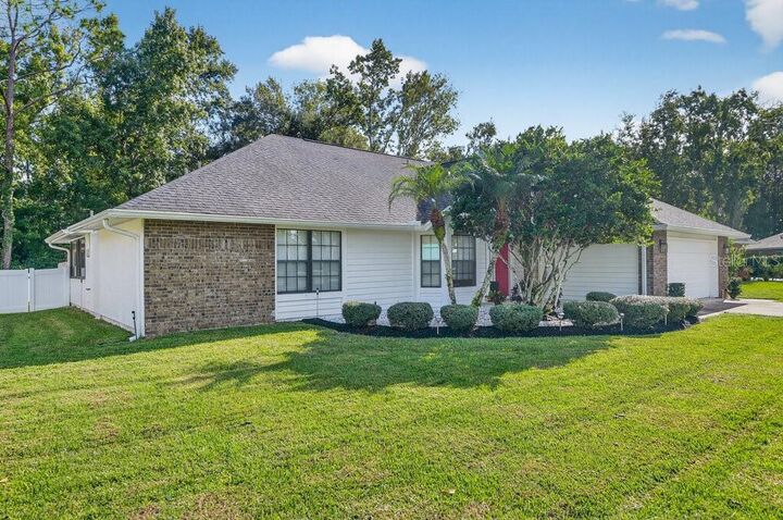 Property Photo:  1941 Spruce Creek Landing  FL 32128 