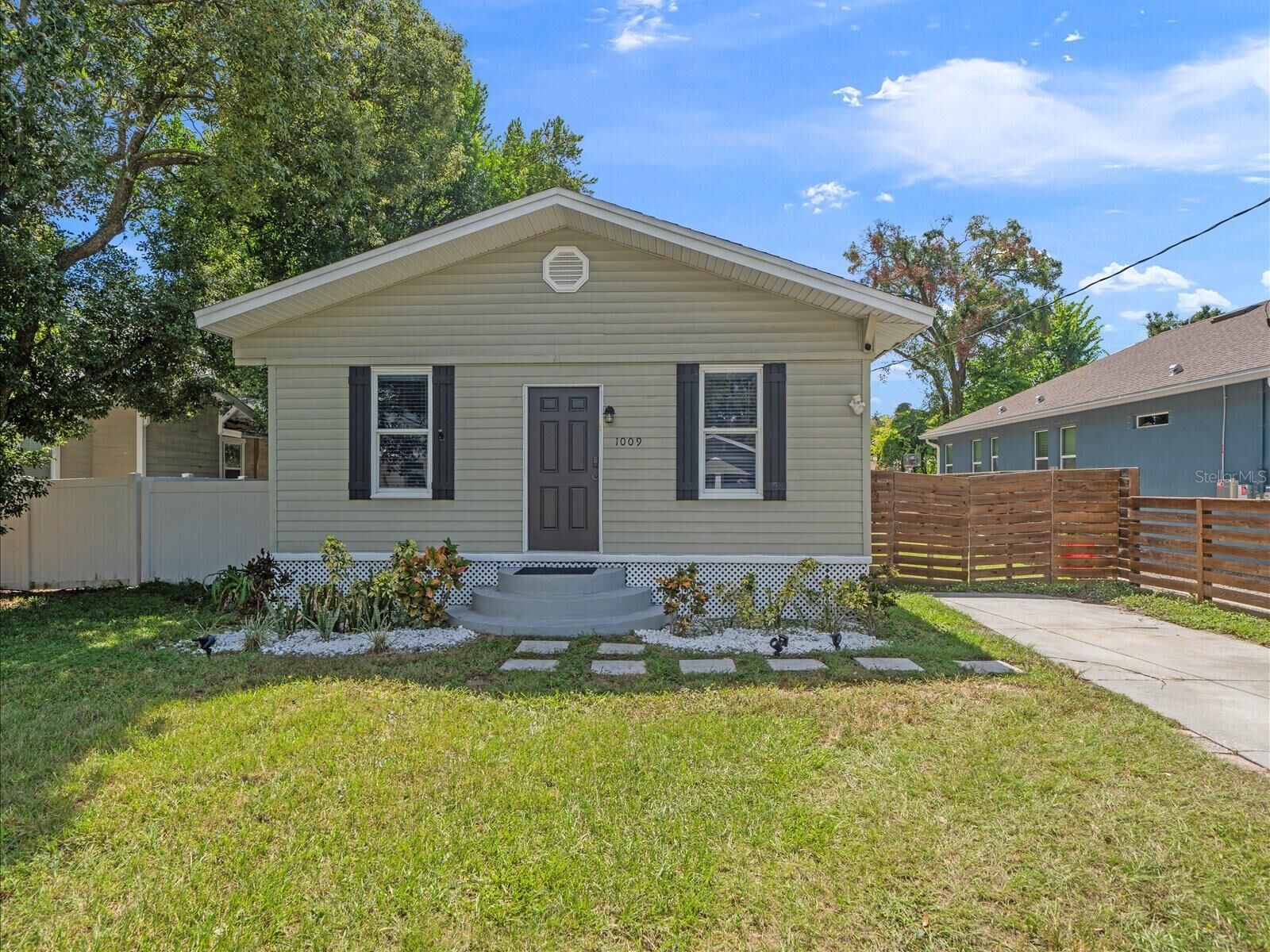 Property Photo: 1009 E Curtis Street FL 33603