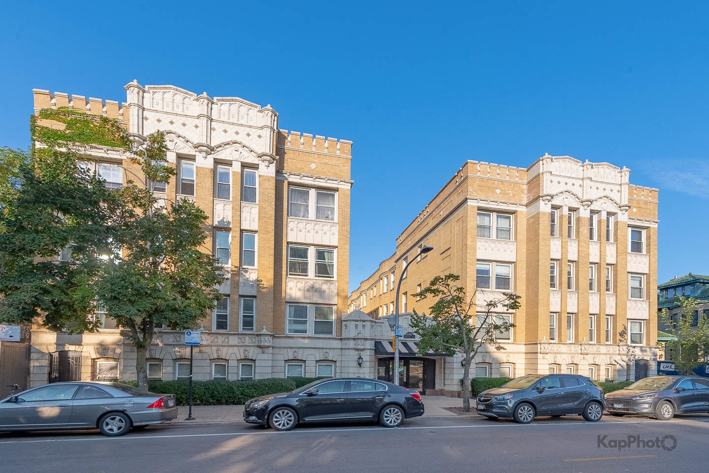Property Photo: 4240 N Clarendon Avenue 200S IL 60613