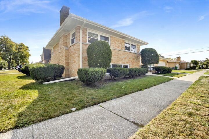 Property Photo: 1900 Manchester Avenue IL 60154