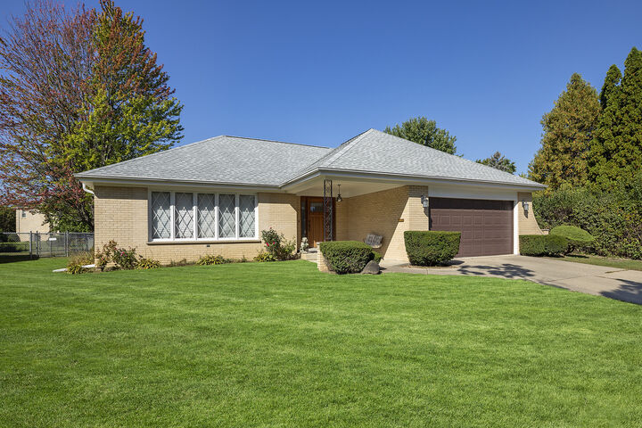 730 Castlewood Lane  Deerfield IL 60015 photo