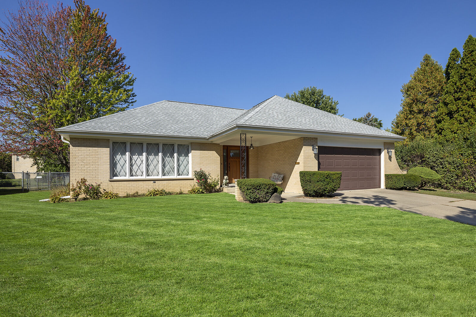 Property Photo:  730 Castlewood Lane  IL 60015 