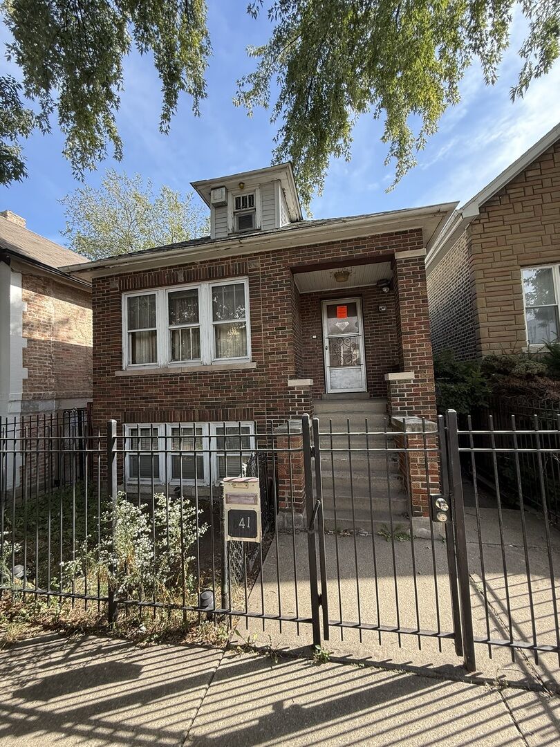 Property Photo: 841 N Fairfield Avenue IL 60622