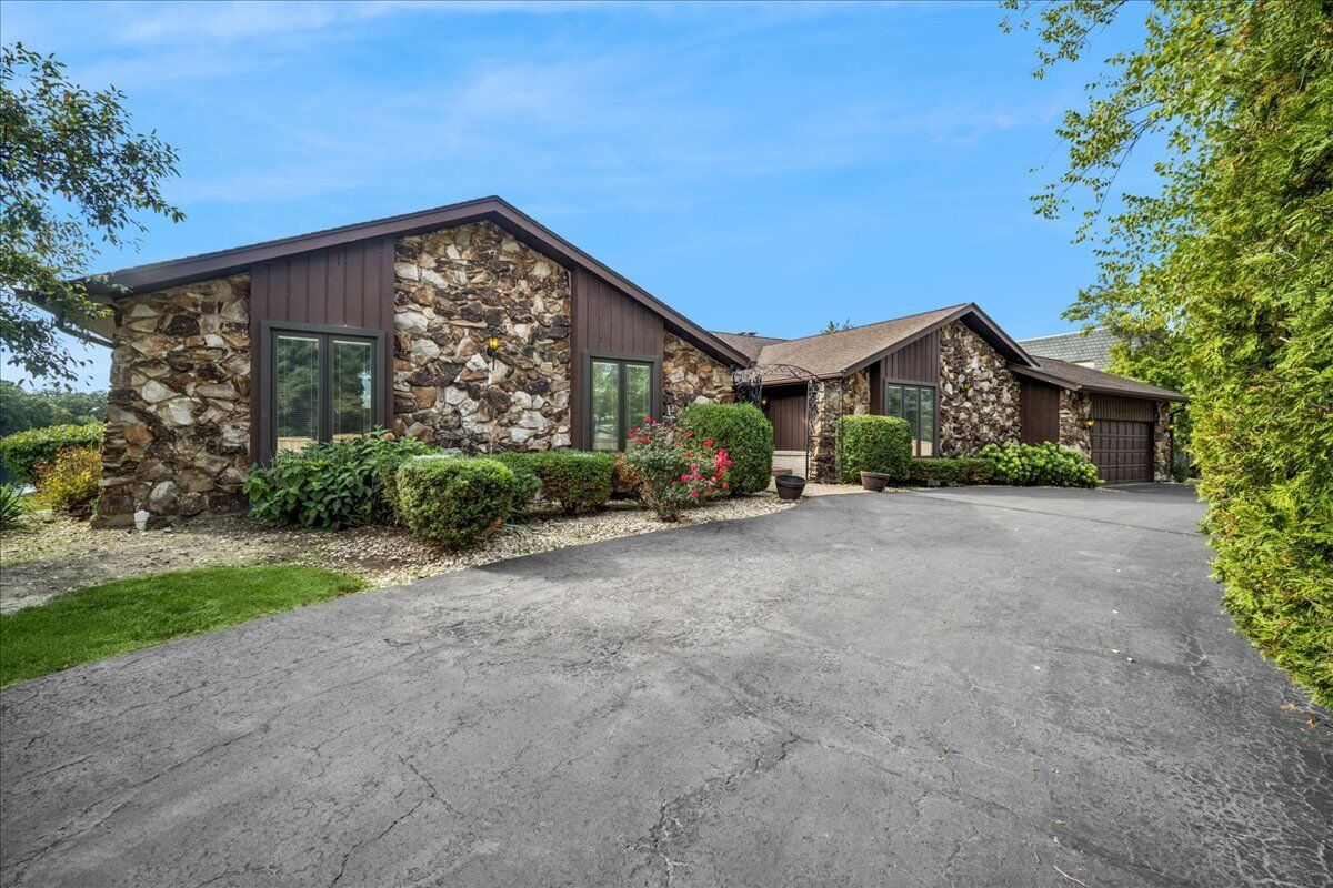 Property Photo: 9630 Reding Circle IL 60016