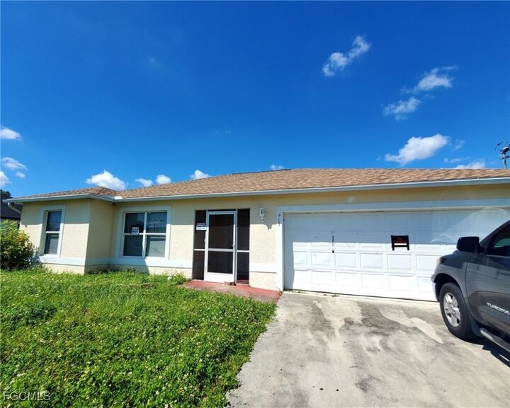 Property Photo:  913 Sara Avenue N  FL 33971 