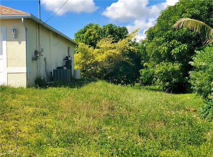 Property Photo: 913 Sara Avenue N FL 33971