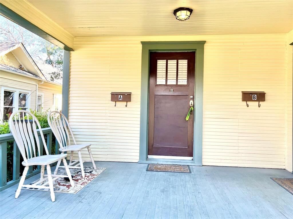 Property Photo: 210 S Rosemont Avenue A TX 75208