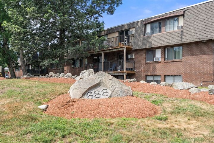 688 Boston Post Rd E 100  Marlborough MA 01752 photo