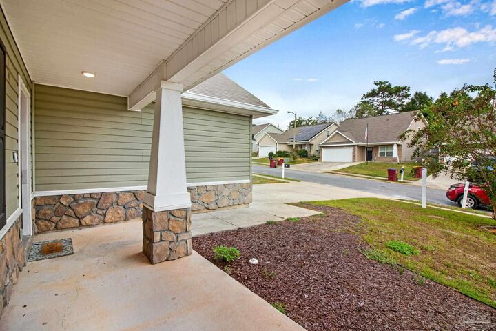 Property Photo: 499 Eisenhower Dr FL 32539