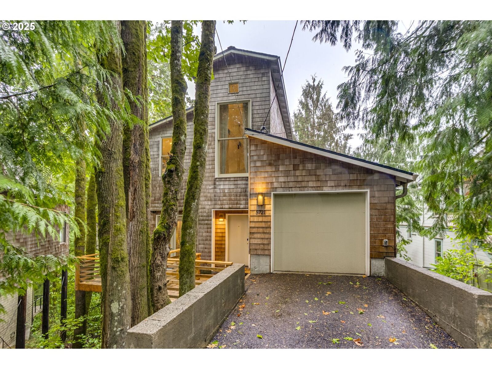 Property Photo:  5721 SW Salmon St  OR 97221 