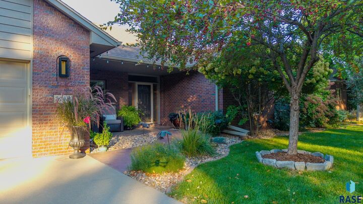 Property Photo:  3056 S Coral Ct Court  SD 57103 