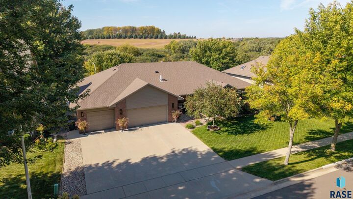 Property Photo:  3056 S Coral Ct  SD 57103 