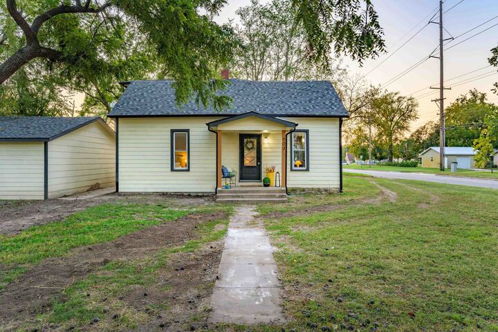 Property Photo:  603 Spruce St  KS 67056-2410 