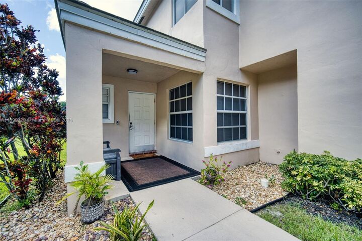 Property Photo: 2913 Myrtle Oak Cir FL 33328