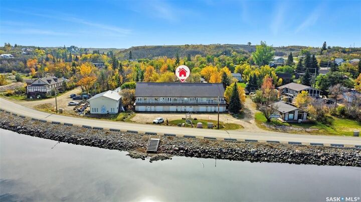 Property Photo:  412 Lake Avenue 5  SK S0K 4T1