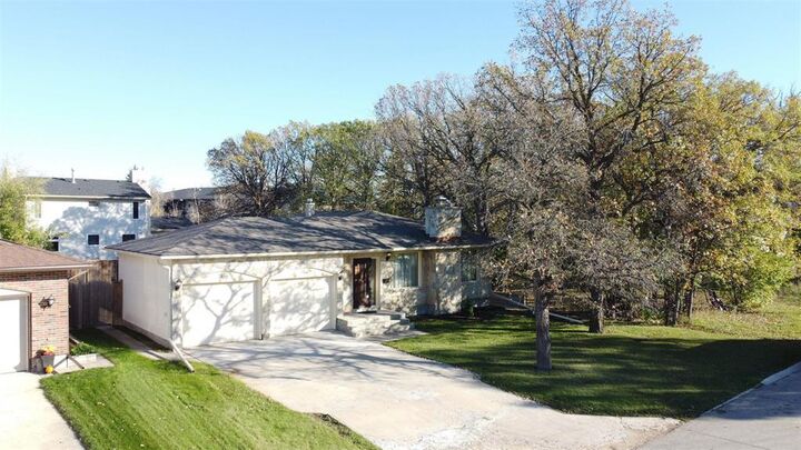 Property Photo:  54 McCallum Crescent  MB R3R 2S6 