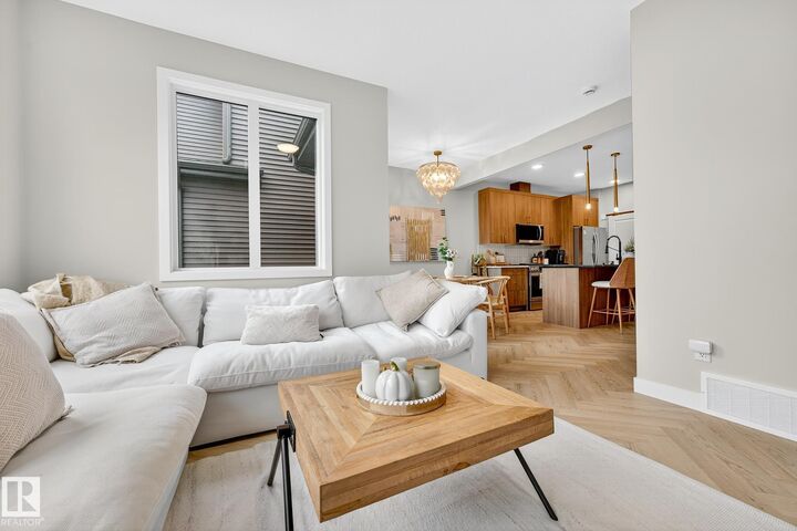 Property Photo:  431 Conroy Crescent SW  AB T6W 5A9