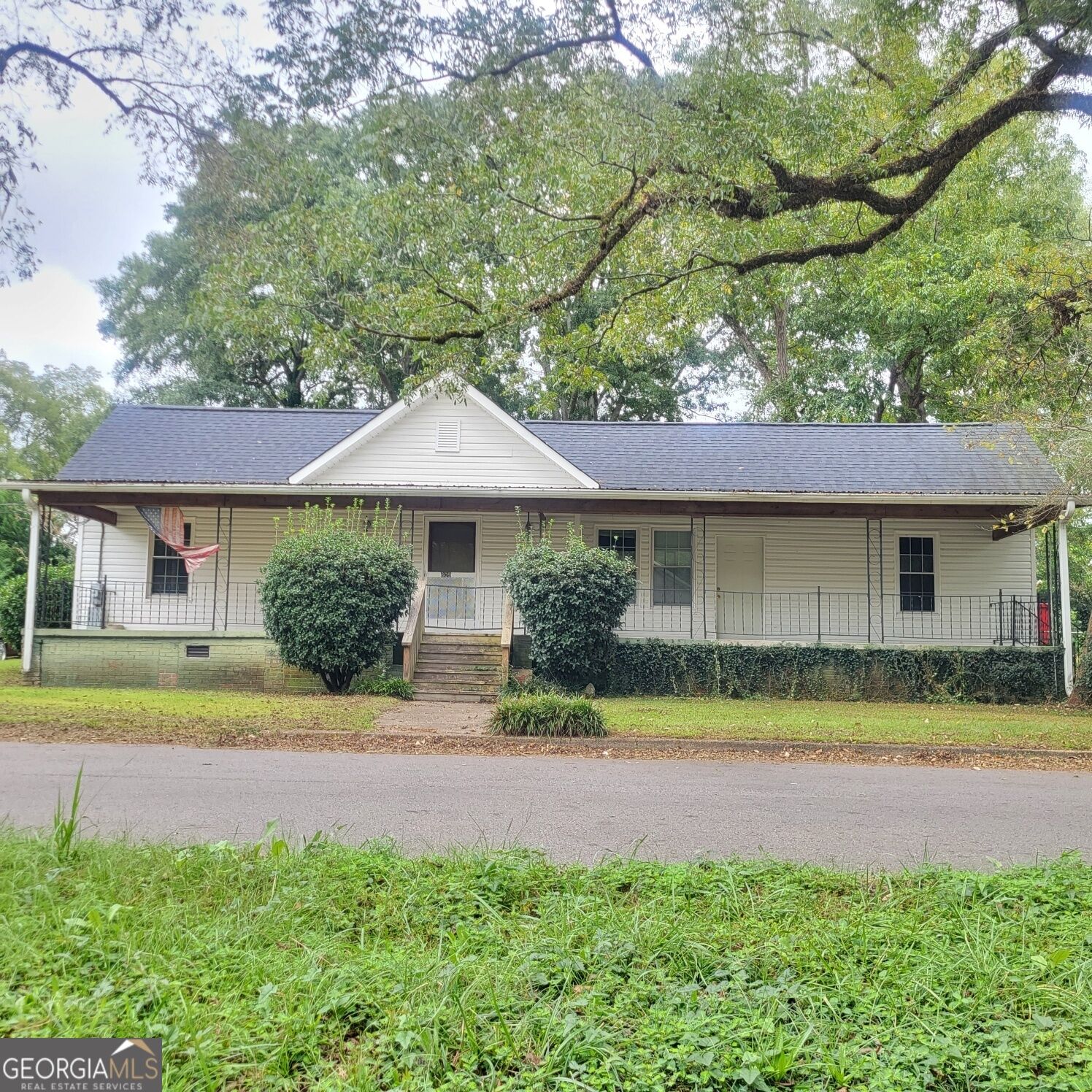 Property Photo: 609 S 11th Avenue AL 36863