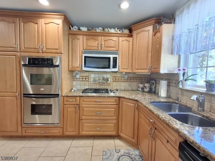 Property Photo:  5 Elaine Ct  NJ 08857 