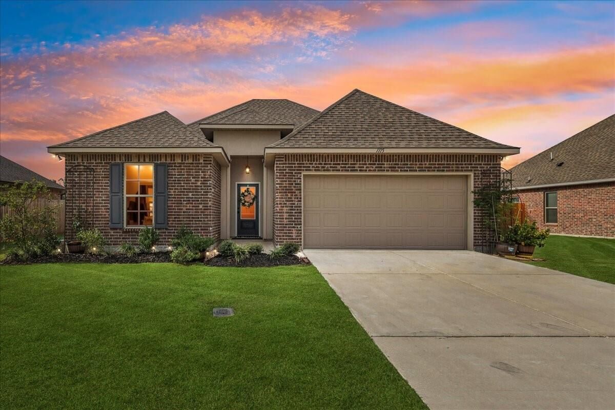 Property Photo: 1115 Little Cypress Loop TX 77632