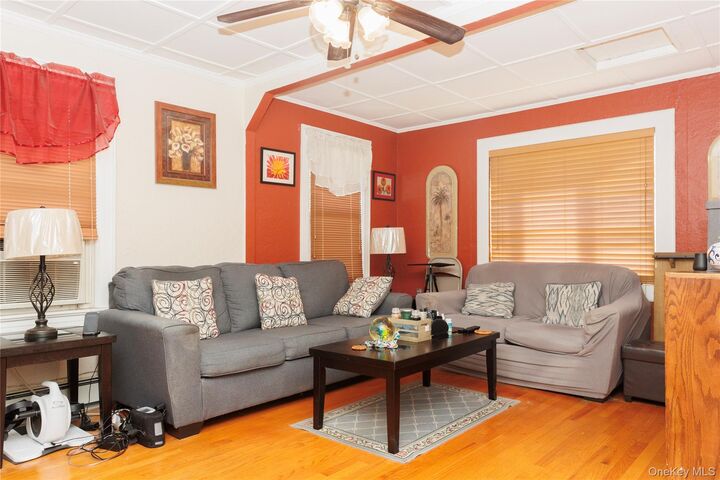 Property Photo:  6 Elm Place 6  NY 10465 