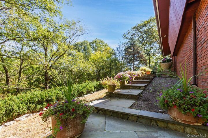 Property Photo:  5 Crescent Lane  NY 10579 