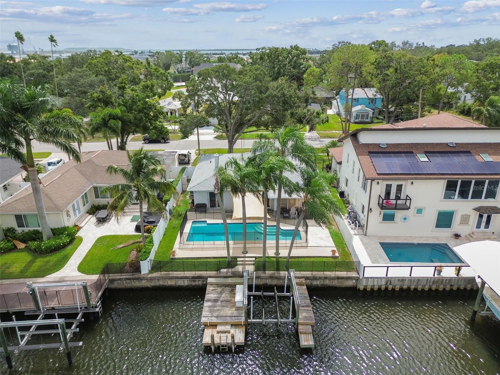 Property Photo:  642 Geneva Place  FL 33606