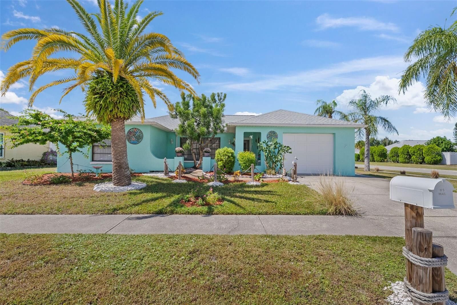 Property Photo: 1213 Greenlea Drive FL 34691