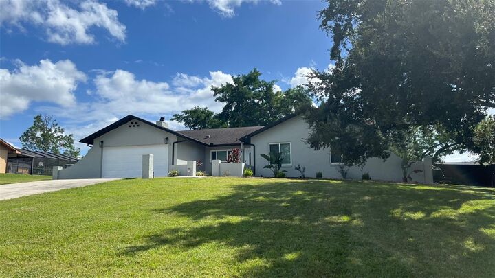 Property Photo: 204 S Lake Mariam Drive FL 33884