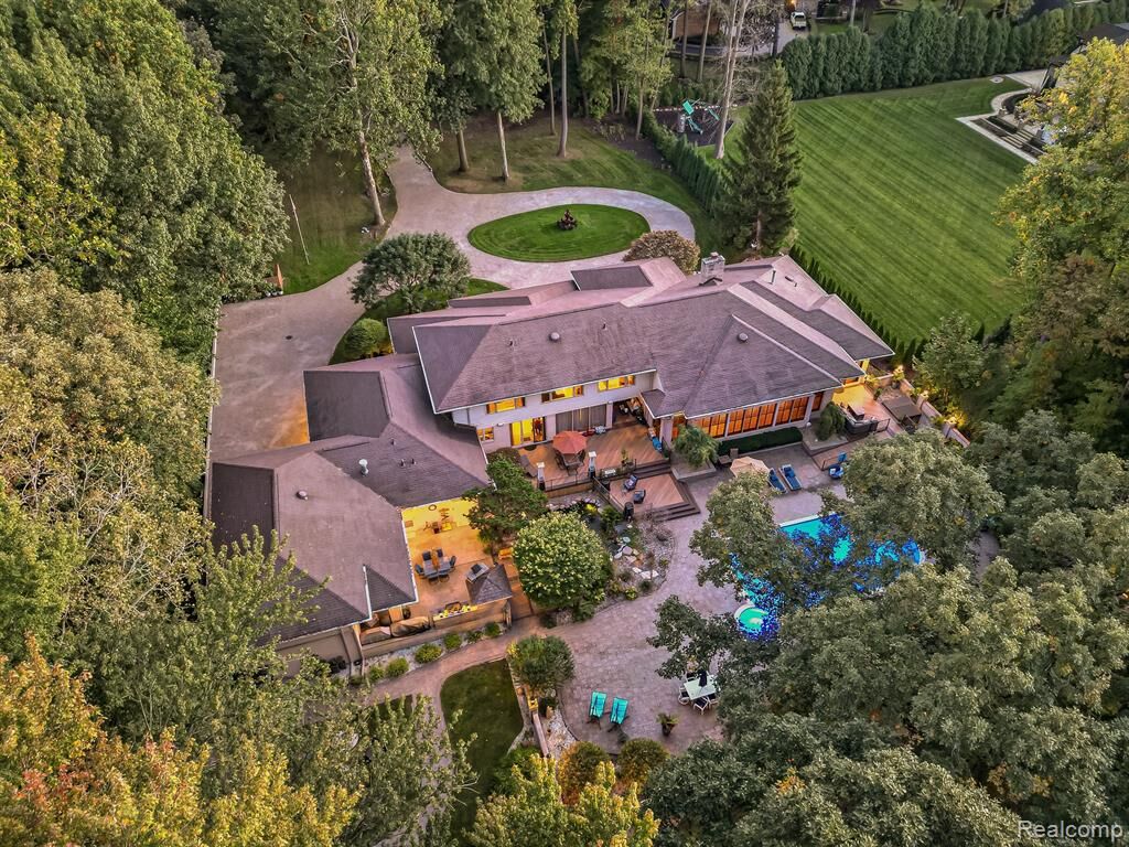 Property Photo: 17477 Iris Circle MI 48036 2057