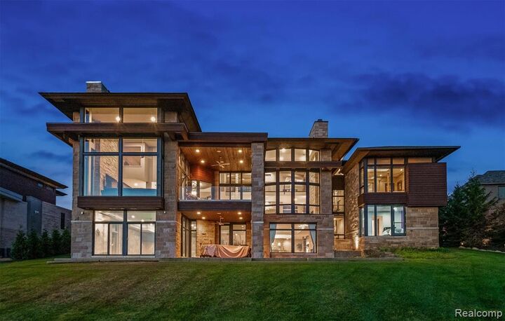 2657 Turtle Shores Drive  Bloomfield Hills MI 48302 0779 photo