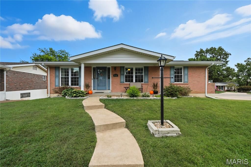 Property Photo: 8914 Chasebury Terrace MO 63123
