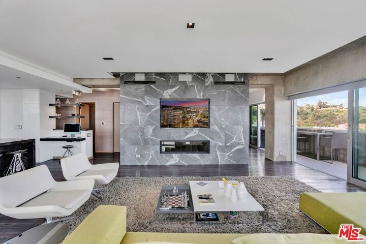 Property Photo: 7135 Hollywood Boulevard 802 CA 90046