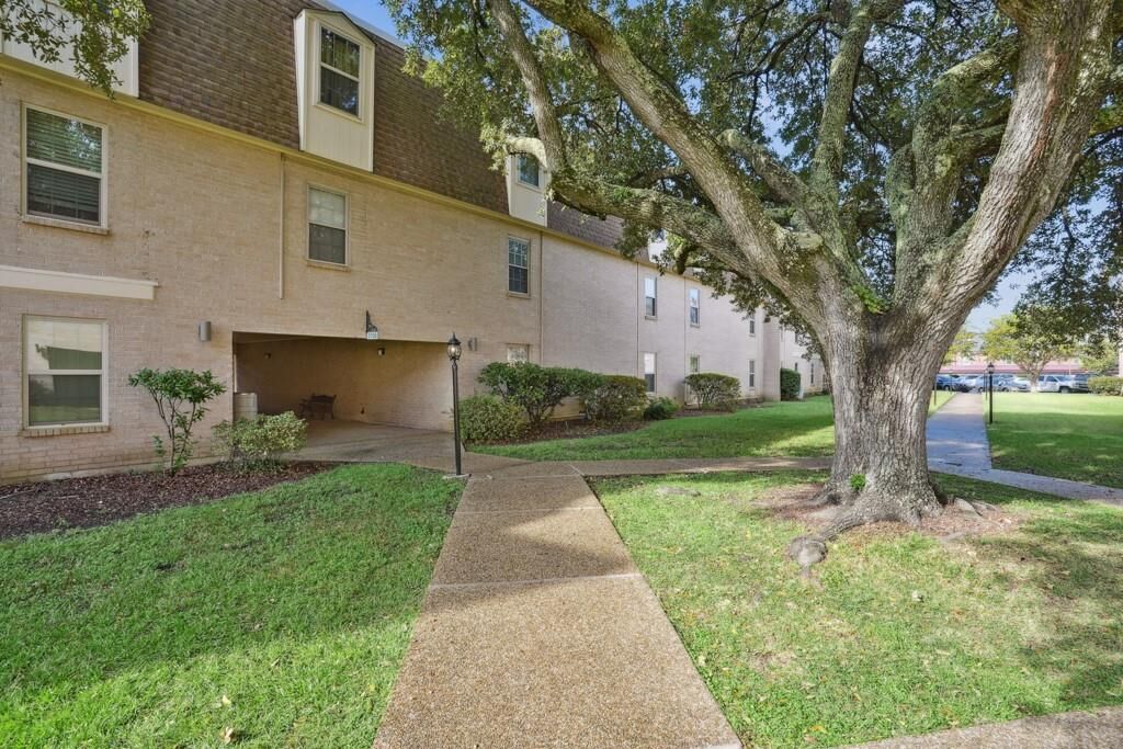 Property Photo:  2708 Whitney Place 802  LA 70002