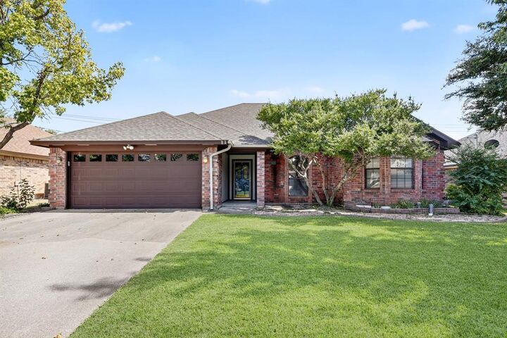 Property Photo: 7440 Meadowview Terrace TX 76182